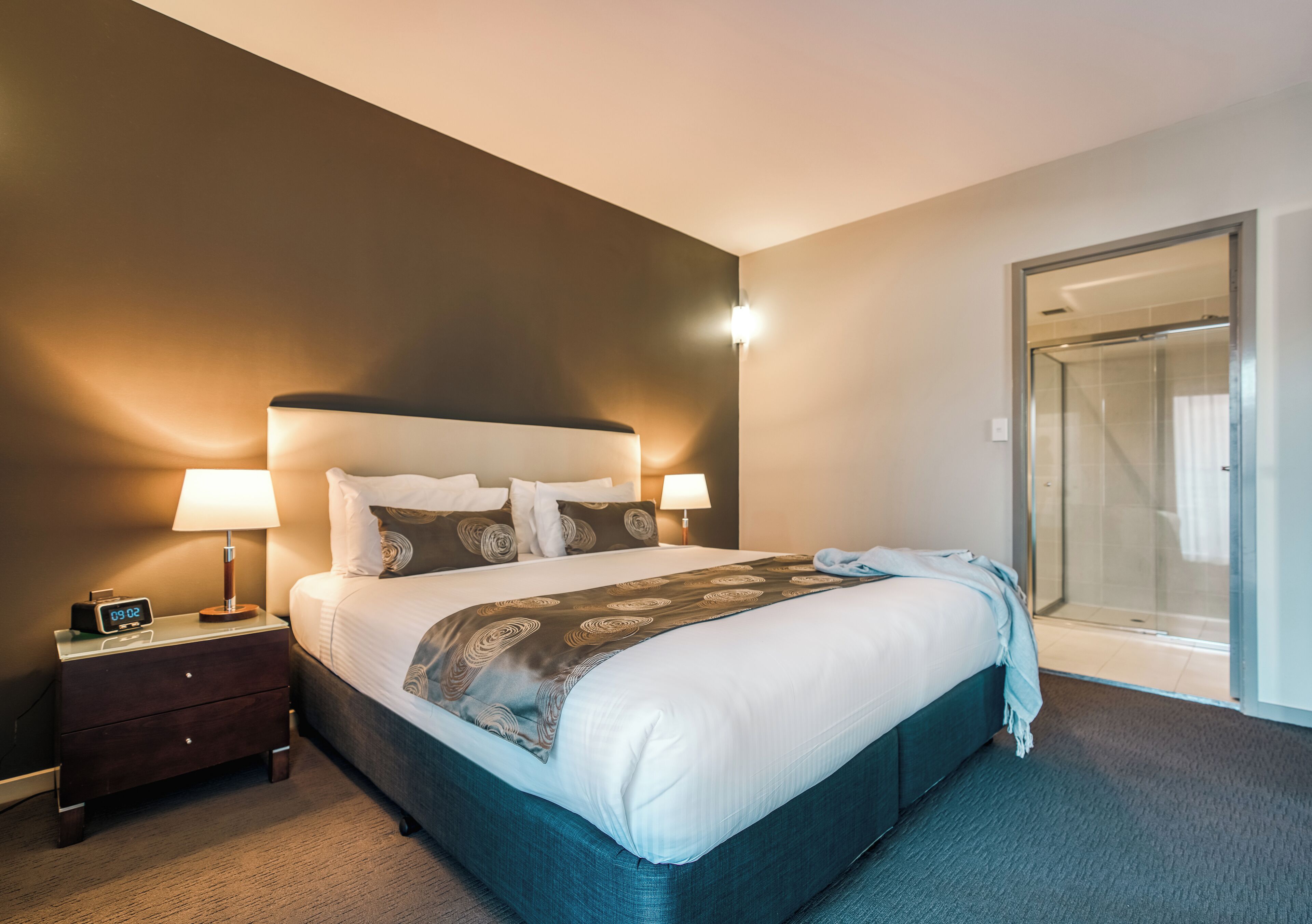 One Bedroom Apartment | Nệm có lớp đệm bông, màn/rèm cản sáng, phòng cách âm 