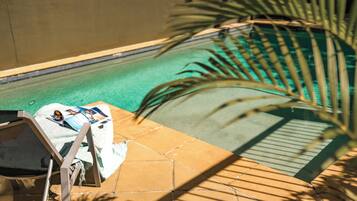 Piscine extérieure, parasols de plage, chaises longues