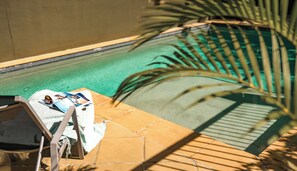 Outdoor pool, open 7:00 AM to 5:00 PM, pool umbrellas, pool loungers - Il Mondo Boutique Hotel (Kangaroo Point)