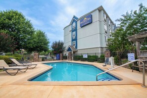 Seasonal outdoor pool - Microtel Inn & Suites by Wyndham Anderson/Clemson (Anderson)