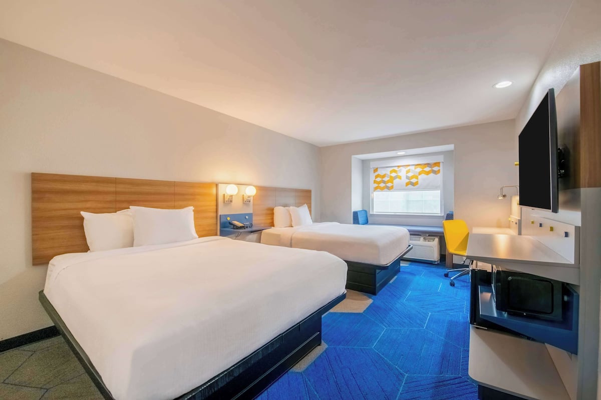 Kamar, 2 Tempat Tidur Queen, Bebas Asap Rokok | Brankas, meja kerja, setrika/meja setrika, dan tempat tidur bayi gratis