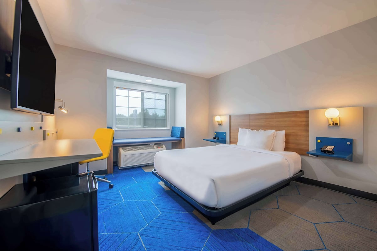 Room, Accessible, Non Smoking | In-room safe, desk, iron/ironing board, free cribs/infant beds