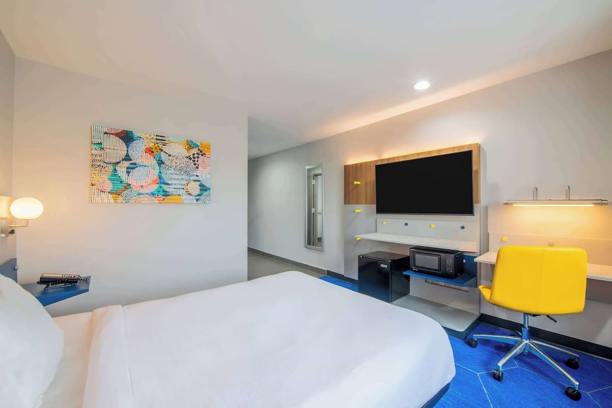Suite, Accessible, Non Smoking (1 Queen Bed and 1 Futon) | In-room safe, desk, iron/ironing board, free cribs/infant beds