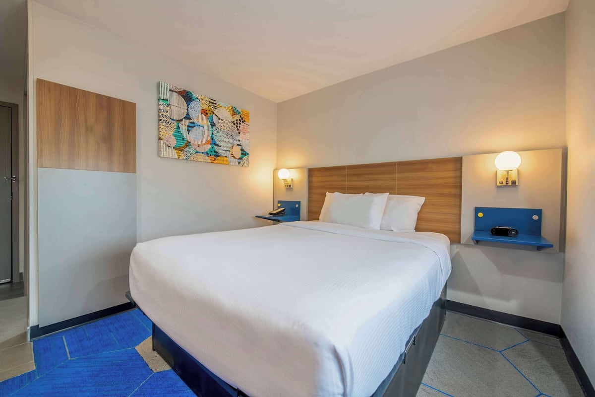 Room, 1 Queen Bed, Non Smoking | In-room safe, desk, iron/ironing board, free cribs/infant beds