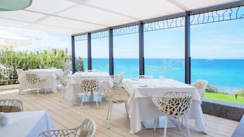 7 restaurantes; se sirven desayunos, almuerzos, cenas y cocina italiana