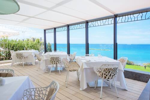7 restaurants; breakfast, lunch, and dinner served