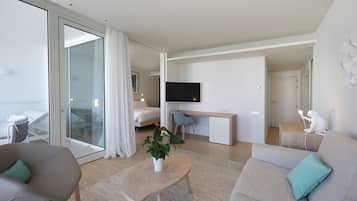 客房内保险箱、办公桌、笔记本电脑工作区、遮光窗帘