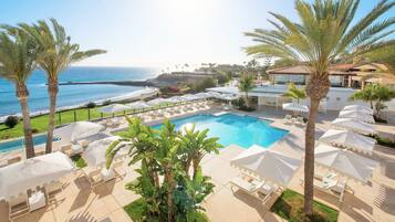 A la platja i platja de sorra negra