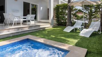 Premium Hydro Spa One Bedroom Apartment | Schreibtisch, Verdunkelungsvorhänge, kostenloses WLAN, Bettwäsche