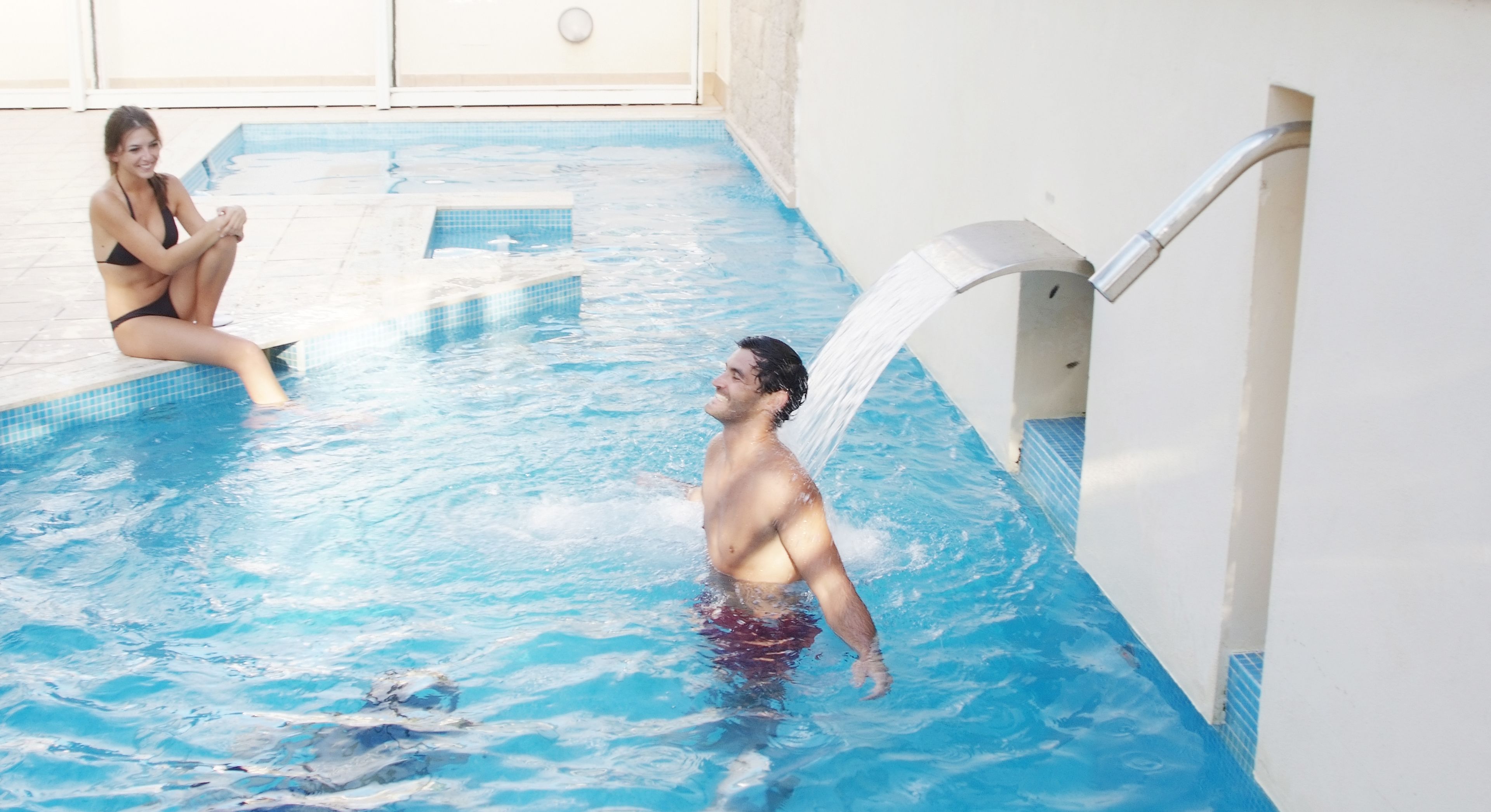 Una piscina techada, una piscina al aire libre