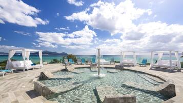 Een binnenzwembad en een buitenzwembad