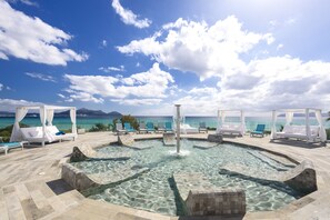 Una piscina cubierta, una piscina al aire libre