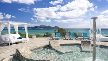 Una piscina techada, una piscina al aire libre