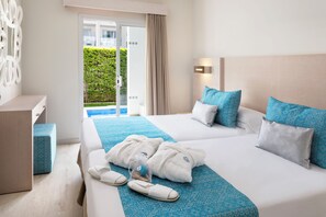 Premium Hydro Spa One Bedroom Apartment | Desk, blackout drapes, free WiFi, bed sheets