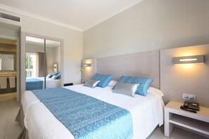 Bañera, artículos de tocador ecológicos, secador de pelo, toallas