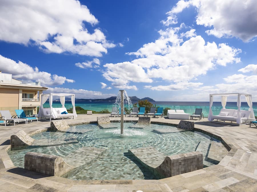 Een binnenzwembad en een buitenzwembad