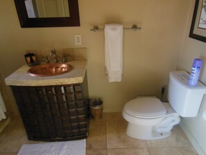 1 grand lit queen-size | Salle de bain