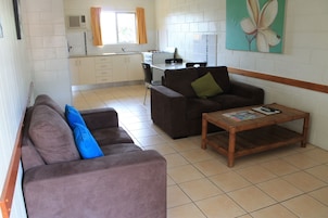 Apartamento standard, 1 quarto | Área de estar | TV de tela plana 32 polegadas com canais digitais, TV