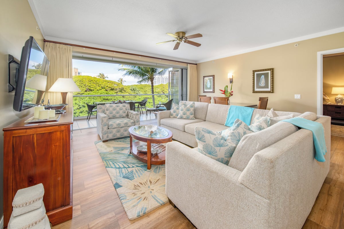 Suite, Partial Ocean View 2 Bedroom (Konea 342, 2 Bath) | Living area