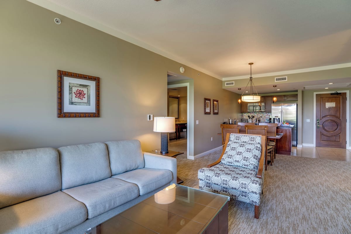 Room, 1 Bedroom (with Den) | Living area
