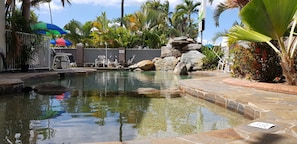 Outdoor pool, pool loungers - Reef Palms Motel (Cairns North)