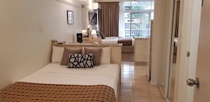 Pillow-top beds, in-room safe, desk, soundproofing - Reef Palms Motel (Cairns North)