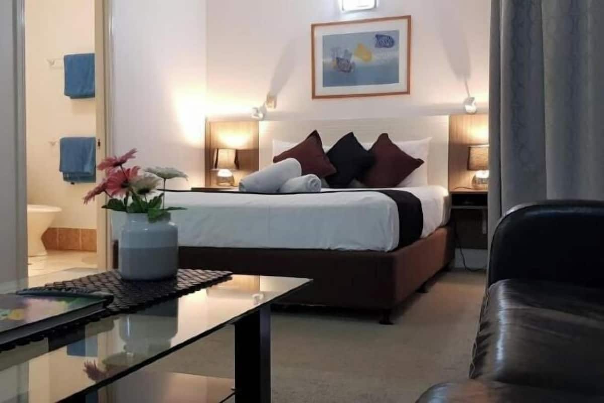 Pillowtop beds, in-room safe, desk, soundproofing