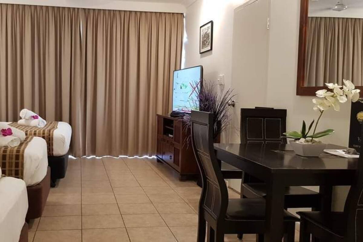 أسرّة بطبقة علوية مريحة وخزنة داخل الغرفة ومكتب وتجهيزات عازلة للصوت