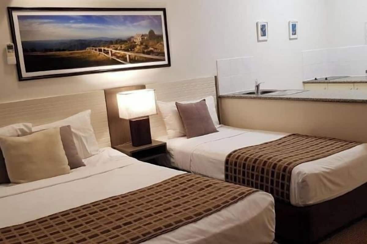 Pillowtop beds, in-room safe, desk, soundproofing