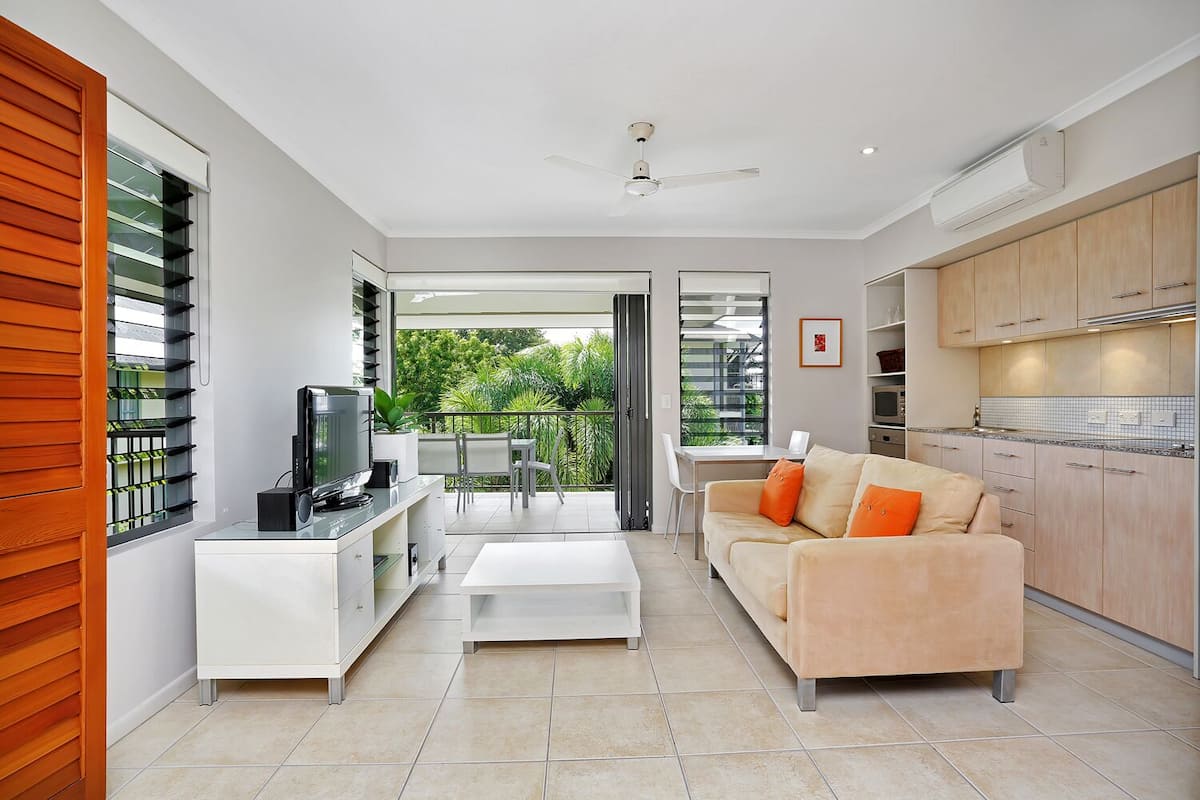 1 Bedroom Classic Apartment | Living area