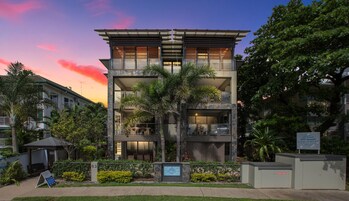 Fachada de la propiedad por la tarde o noche