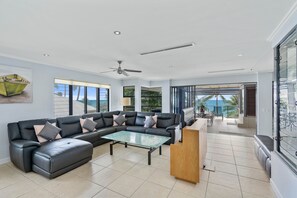 32-inch flat-screen TV with digital channels, TV - Sea Point On Trinity Beach (Trinity Beach)