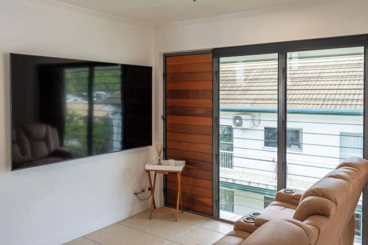 32-inch flat-screen TV with digital channels, TV