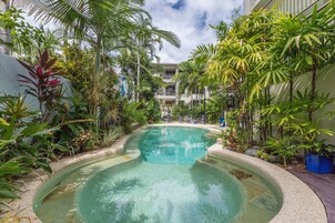 Εξωτερική πισίνα, ξαπλώστρες