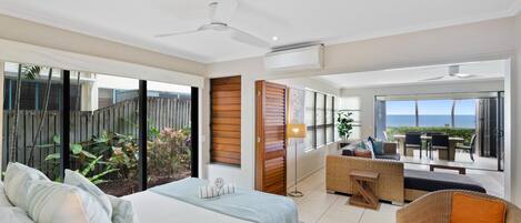 Une chambre avec un lit, une chaise et un balcon offrant une vue.