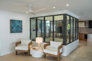 32-inch flat-screen TV with digital channels, TV - Sea Point On Trinity Beach (Trinity Beach)
