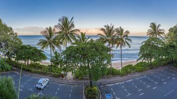 Parcheggio con vista sulla spiaggia e sulle palme.