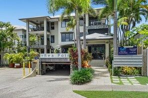 ال منشأة من الخارج