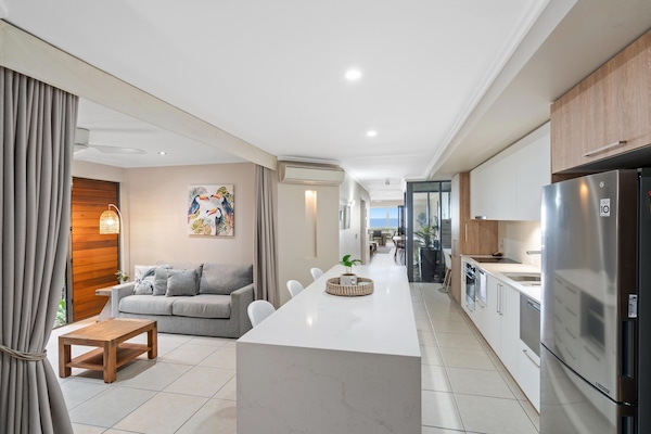 2 Bedroom Deluxe Beachfront Apartment | Living area