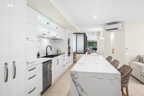 Private kitchen - Sea Point On Trinity Beach (Trinity Beach)