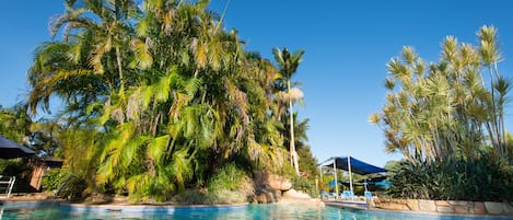 Una piscina al aire libre, tumbonas