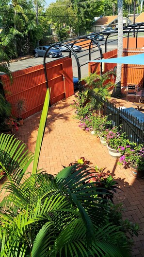 Courtyard - Coconut Grove Holiday Apartments (Coconut Grove)