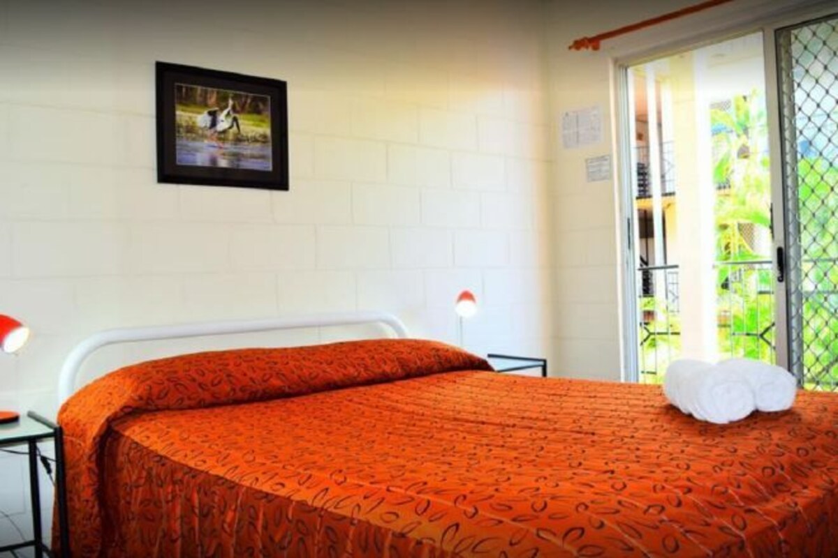 Tabla de planchar con plancha, wifi gratis y ropa de cama 