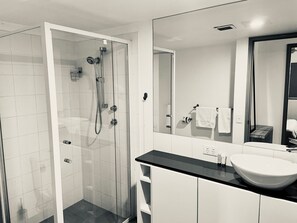 Ducha, secador de pelo, toallas