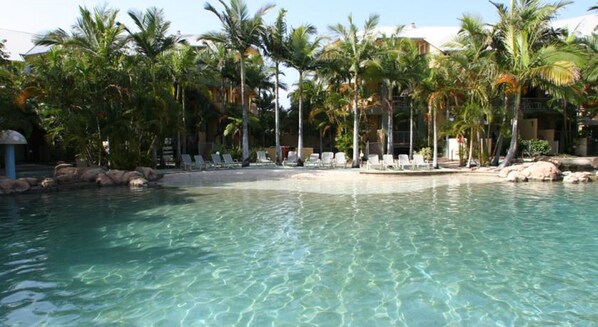 Una piscina al aire libre