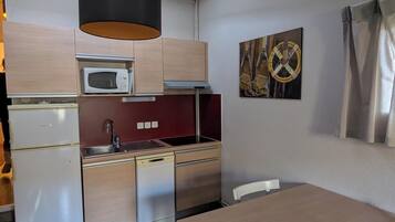 Appartement, 1 chambre (5 pers) | Cuisine privée | Grand réfrigérateur, micro-ondes, four, plaque de cuisson