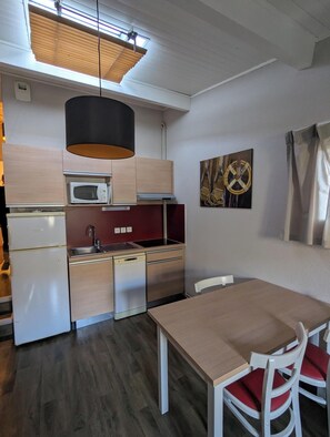 Apartment, 1 Bedroom (5 pers) | Private kitchen | Full-sized fridge, microwave, oven, stovetop - VVF Saint-Lary-Soulan Hautes-Pyrénées (Saint-Lary-Soulan)
