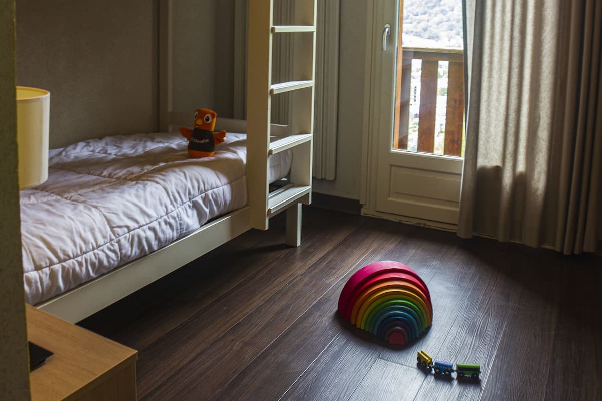 Tempat tidur bayi gratis dan didekorasi berbeda-beda