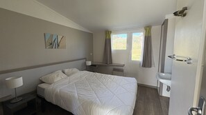 Stuga - 2 sovrum (4 personnes) | Individuell inredning, unika möbler, gratis barnsÀngar och sÀngklÀder