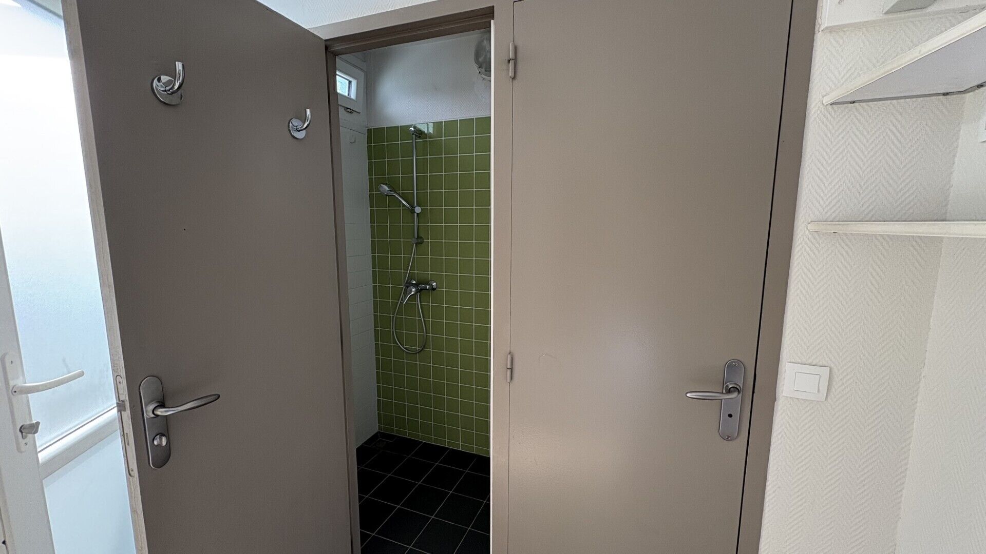 Une salle de bain avec une douche, des toilettes et un lavabo.
